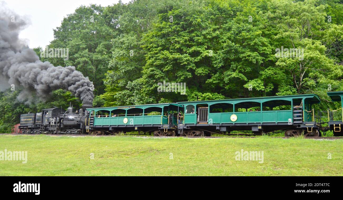 Treno passeggeri a vapore sulla Ferrovia Scenic di Cass Foto Stock Treno passeggeri a vapore sulla Ferrovia Scenic di Cass Foto Stock