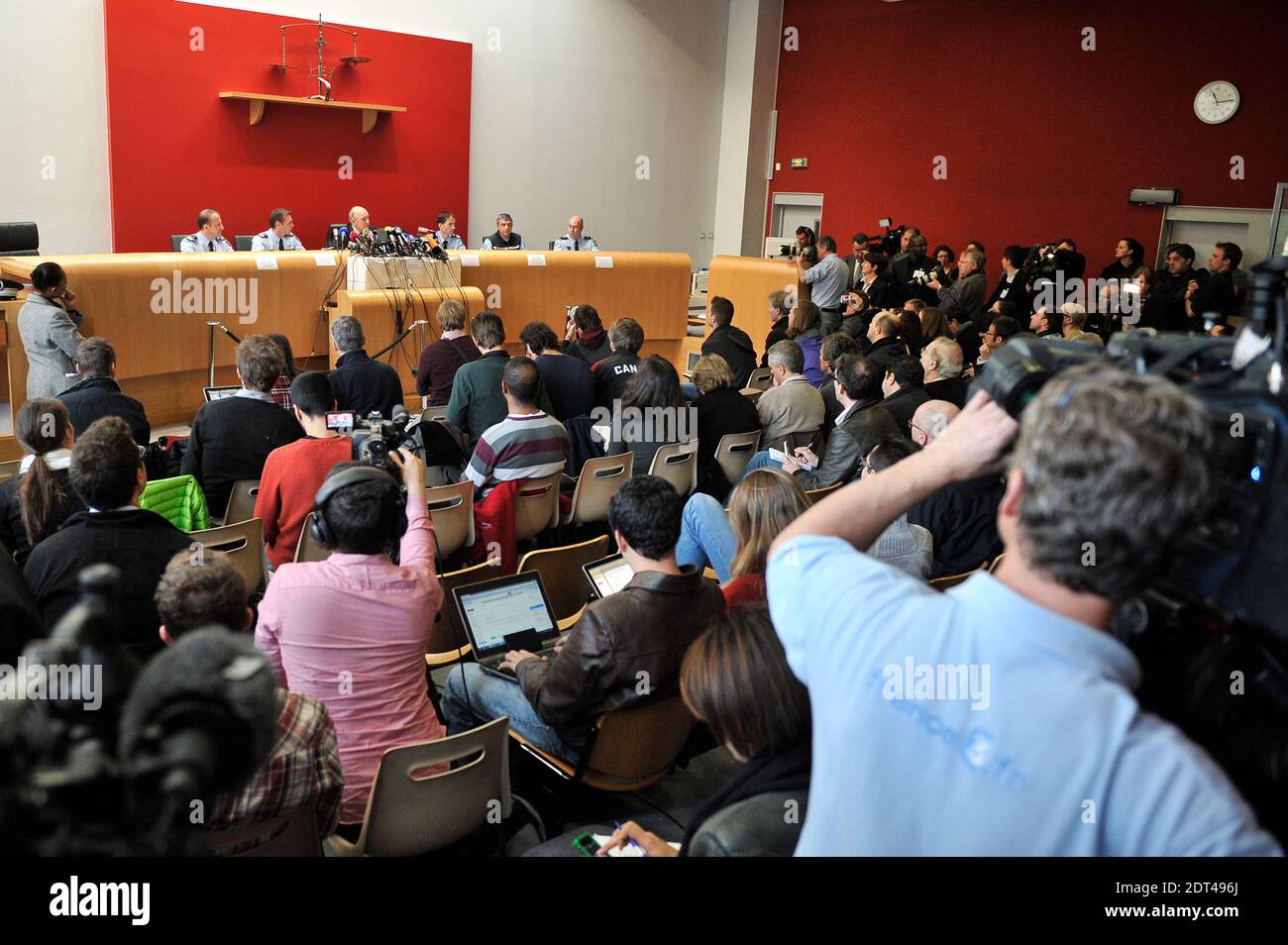 Il procuratore francese Patrick Quincy, che conduce l'inchiesta sull'incidente sciistico di Michael Schumacher, risponde alle domande dei giornalisti durante una conferenza stampa tenutasi l'8 gennaio 2014 presso il tribunale di Alberville ad Albertville, Francia. Gli investigatori che indagano sull'incidente di Michael Schumacher hanno detto che i suoi sci non hanno causato la sua caduta fuori pista pericolosa per la vita. Gli investigatori hanno anche detto che i segni che segnavano il confine della pista Schumacher si sono staccati poco prima dell'incidente erano in linea con i requisiti legali. Foto di Romain Lafabregue/ABACAPRESS.COM Foto Stock