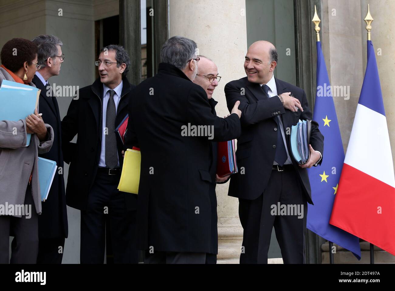 Ministro junior per il successo educativo George Pau-Langevin, Ministro dell'istruzione Vincent Peillon, Ministro junior per le città Francois Lamy, Ministro incaricato delle relazioni con il Parlamento Alain Vidalies, Ministro delle finanze Pierre Moscovici e Ministro del bilancio Bernard Cazeneuve lasciano il Palazzo presidenziale Elysee dopo la riunione settimanale del gabinetto, a Parigi; Francia il 08 gennaio 2014. Foto di Stephane Lemouton/ABACAPRESS.COM Foto Stock