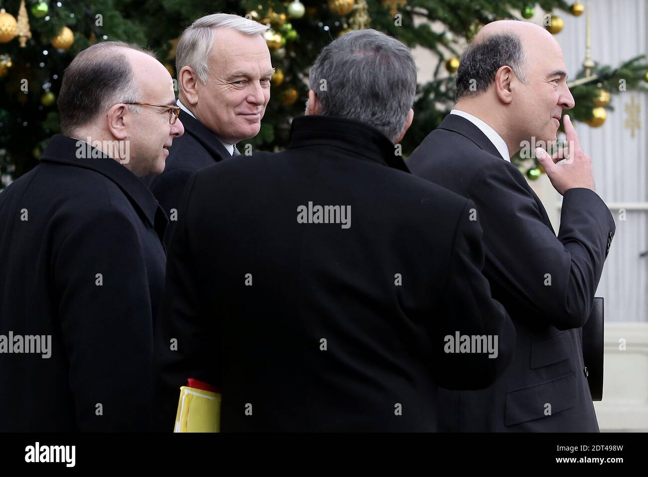Il primo ministro, Jean-Marc Ayrault, ministro responsabile delle relazioni con il Parlamento Alain Vidalies, il ministro delle finanze Pierre Moscovici e il ministro del bilancio Bernard Cazeneuve lasciano il Palazzo presidenziale Elysee dopo la riunione settimanale del gabinetto, a Parigi, in Francia, il 08 gennaio 2014. Foto di Stephane Lemouton/ABACAPRESS.COM Foto Stock