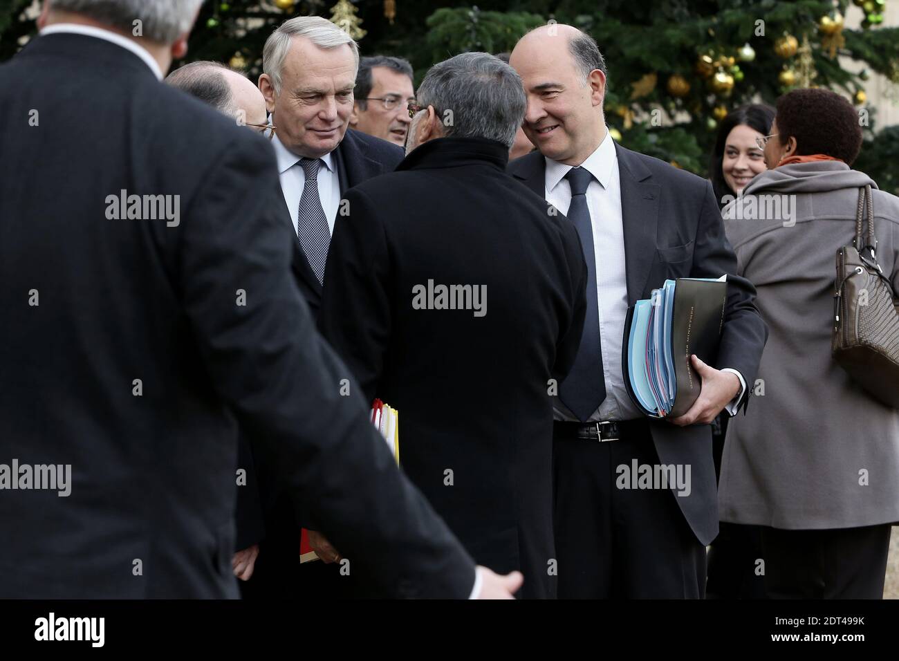 Primo ministro, Jean-Marc Ayrault, Ministro junior per il successo educativo George Pau-Langevin, Ministro responsabile delle relazioni con il Parlamento Alain Vidalies, Ministro delle finanze Pierre Moscovici e Ministro del bilancio Bernard Cazeneuve lasciano il Palazzo presidenziale Elysee dopo la riunione settimanale del gabinetto, a Parigi, in Francia, il 08 gennaio 2014. Foto di Stephane Lemouton/ABACAPRESS.COM Foto Stock