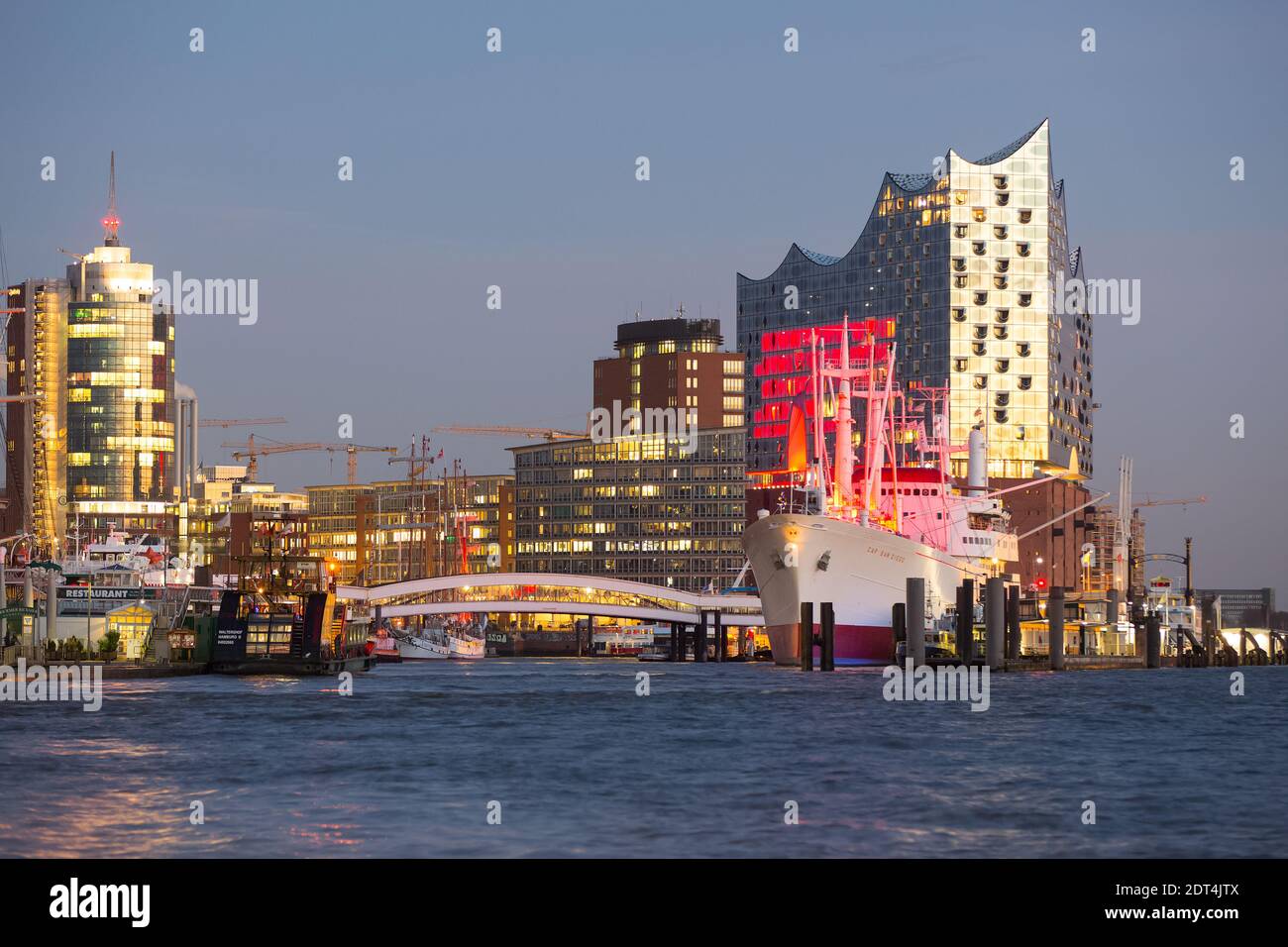 Die Elbphilharmonie und das Museumsschiff Cap San Diego ist bei Sonnenuntergang im Hamburger Hafen zu sehen. GebŠude und Schiffe im Hamburger Hafen si Foto Stock