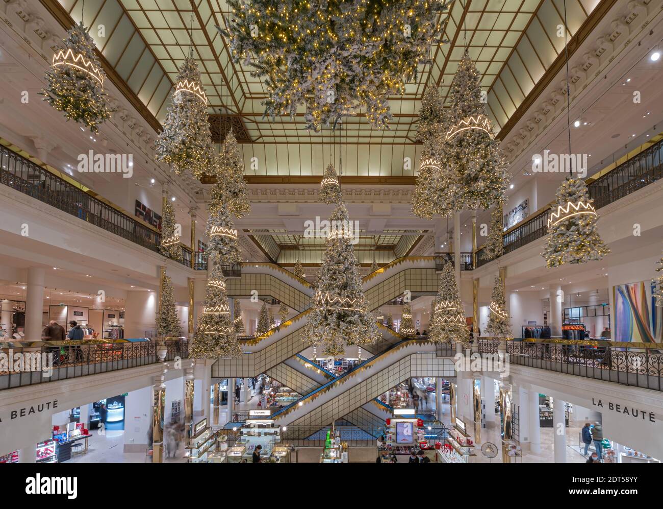 Parigi, Francia - 12 21 2020: Il negozio Bon Marché con le sue incredibili scale e decorazioni natalizie nel periodo Covid Foto Stock