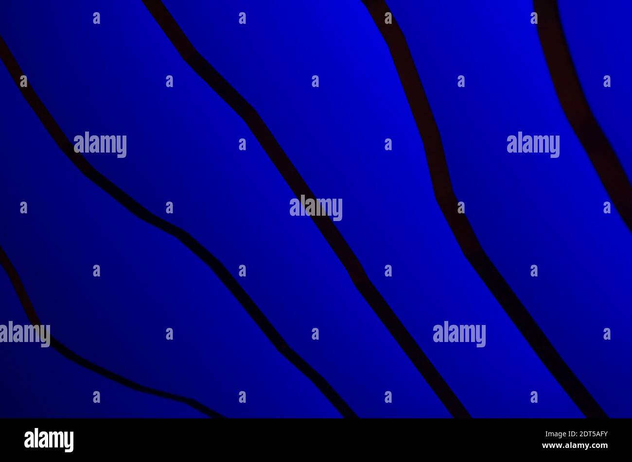 strisce nere con sfumature di gradazione del motivo di sfondo astratto blu Foto Stock