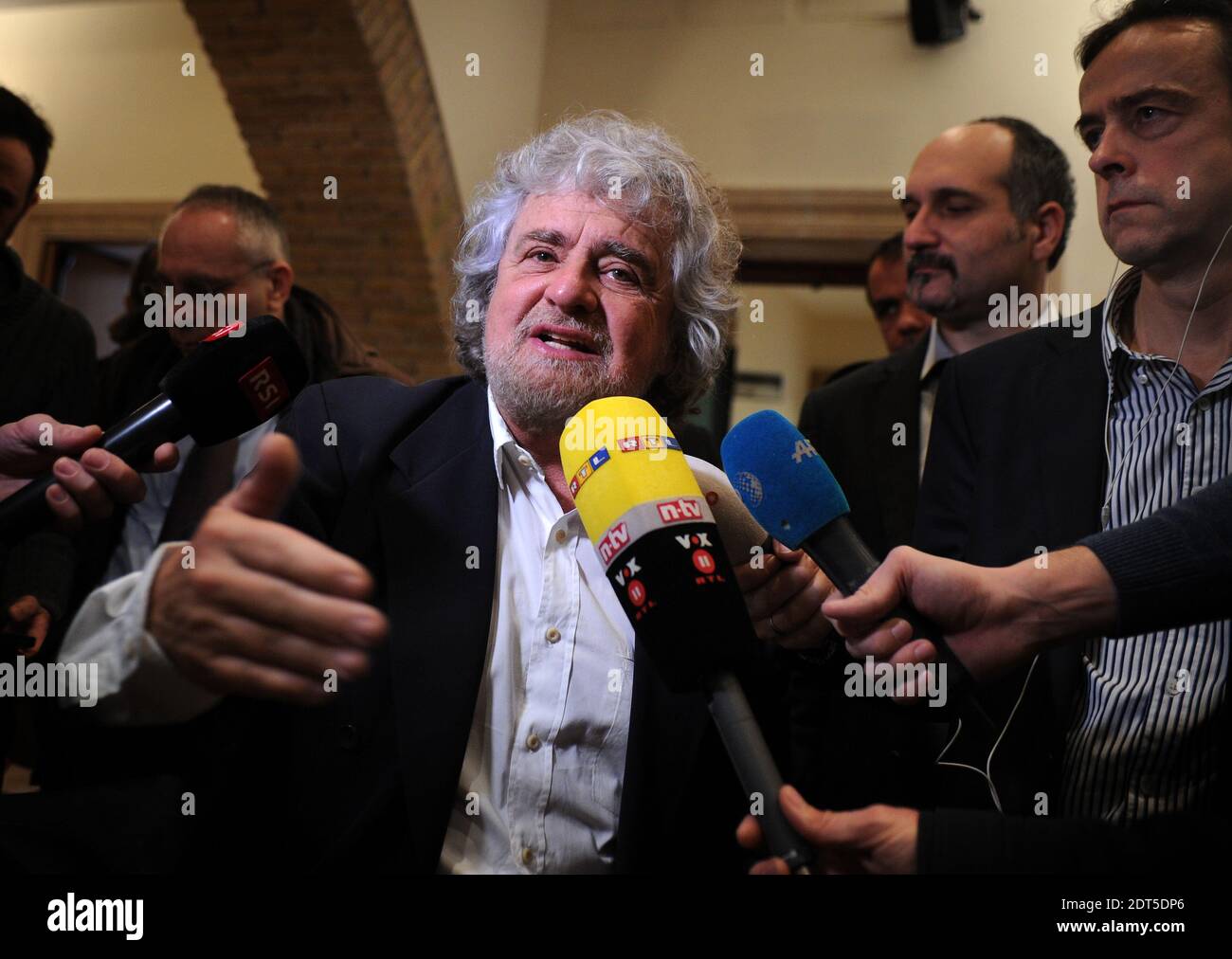 Beppe Grillo, l'ex fumetto che guida il movimento 5 stelle  anti-establishment italiano (movimento 5 Stelle), tiene una conferenza  stampa presso l'Associazione Stampa estera a Roma il 23 gennaio 2014. Beppe  Grillo ha