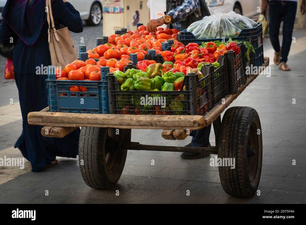 Camion a mano che vende pomodori e peperoni sulla strada Foto Stock