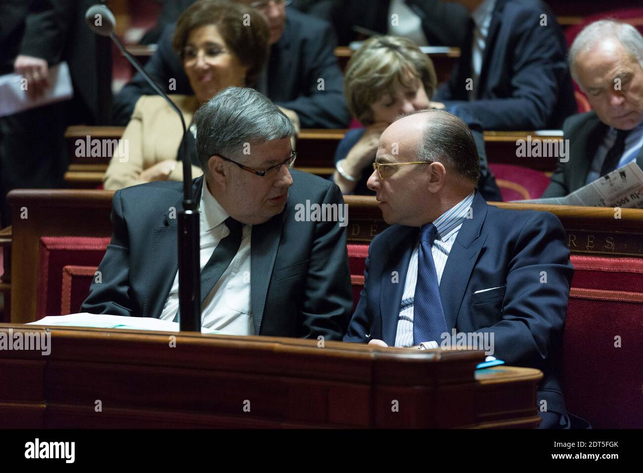 Il Ministro responsabile delle relazioni con il Parlamento Alain Vidalies (sinistra) ha parlato con il Ministro del bilancio, Bernard Cazeneuve (destra) durante il tempo delle interrogazioni (QAG) al Senato, a Parigi, Francia, il 23 gennaio 2014. Foto di Romain boe/ABACAPRESS.COM Foto Stock