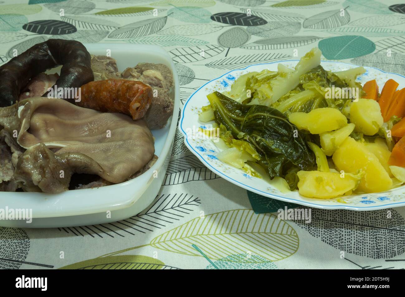 Stufato portoghese "Cozido a portuguesa" fatto in casa con carne di manzo e maiale servito con patate bollite e verdure. Piatto tradizionale portoghese. Foto Stock
