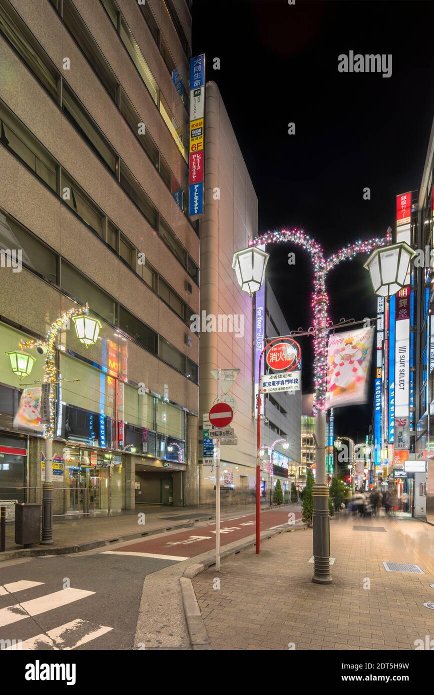 ikebukuro, giappone - dicembre 31 2019: Vista notturna della Sunshine Street all'uscita est della stazione ferroviaria di Ikebukuro con ristoranti e negozi illumina Foto Stock