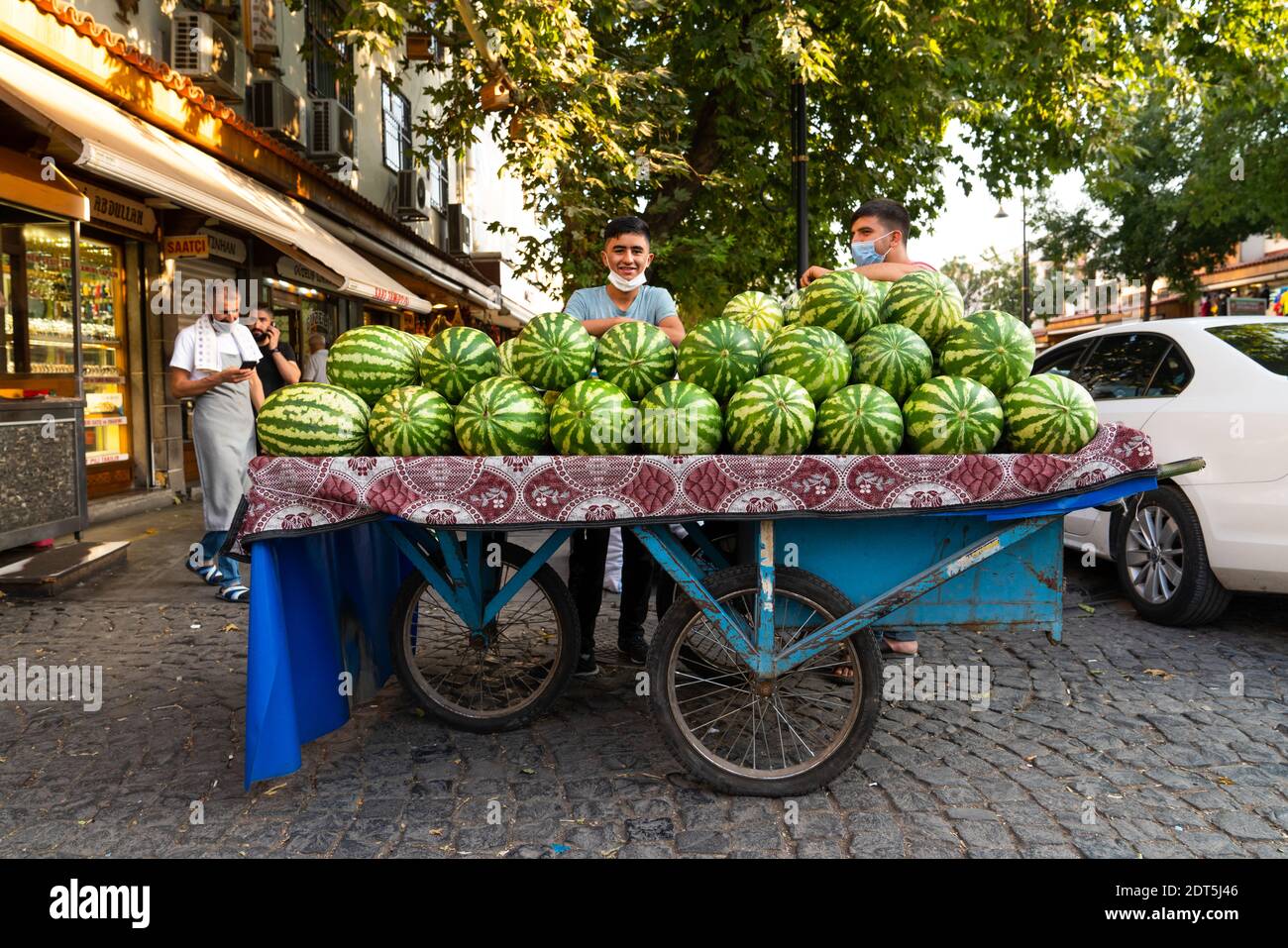 Sur, Diyarbakir, Turchia - Settembre 17 2020: Negozio mobile di greengrocer in strada. Venditore di meloni ad acqua. Foto Stock