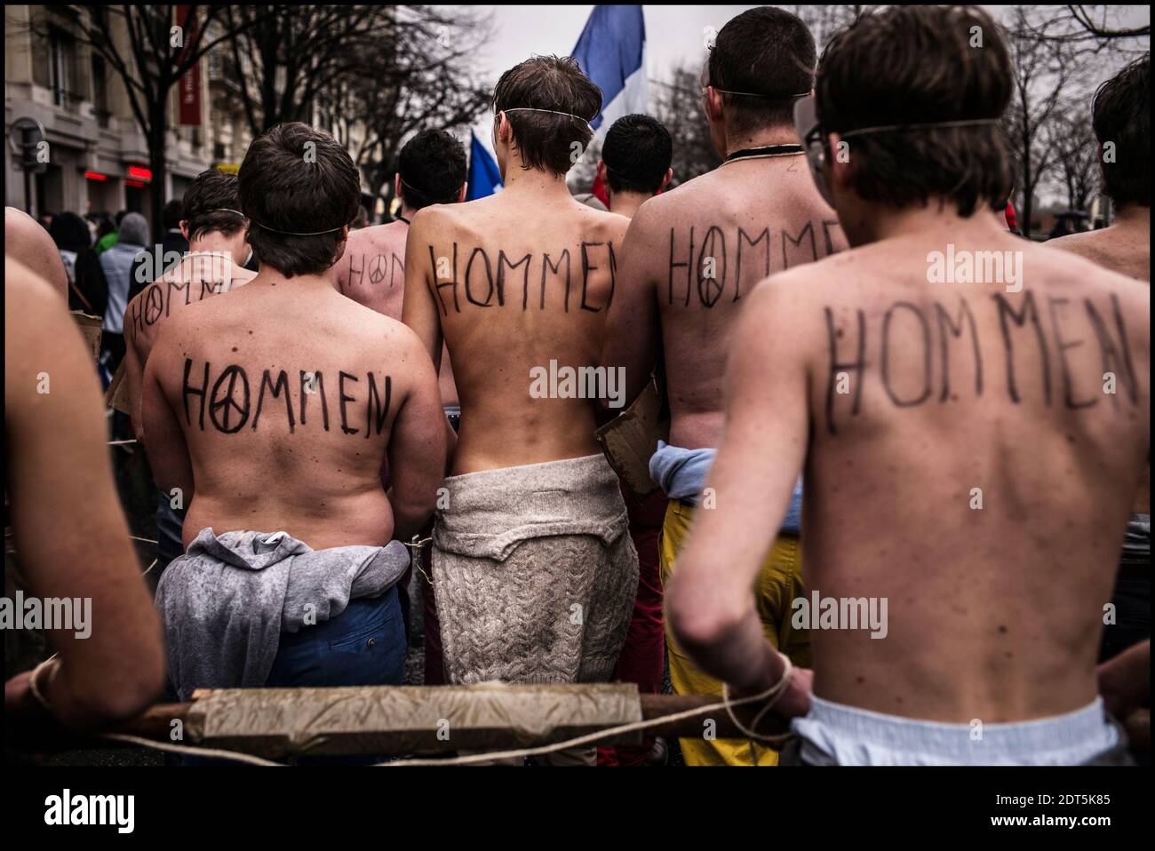 I membri di Hommen, un movimento di matrimonio anti-gay, prendono parte ad una manifestazione chiamata dal giorno collettivo della rabbia, sostenuta tra gli altri dal movimento conservatore Printemps Francais (Primavera francese) e dal gruppo cristiano fondamentalista Civitas, per protestare contro la politica del presidente francese, a Parigi, in Francia, il 26 gennaio 2014. Foto di Renaud Khanh/ABACAPRESS.COM Foto Stock