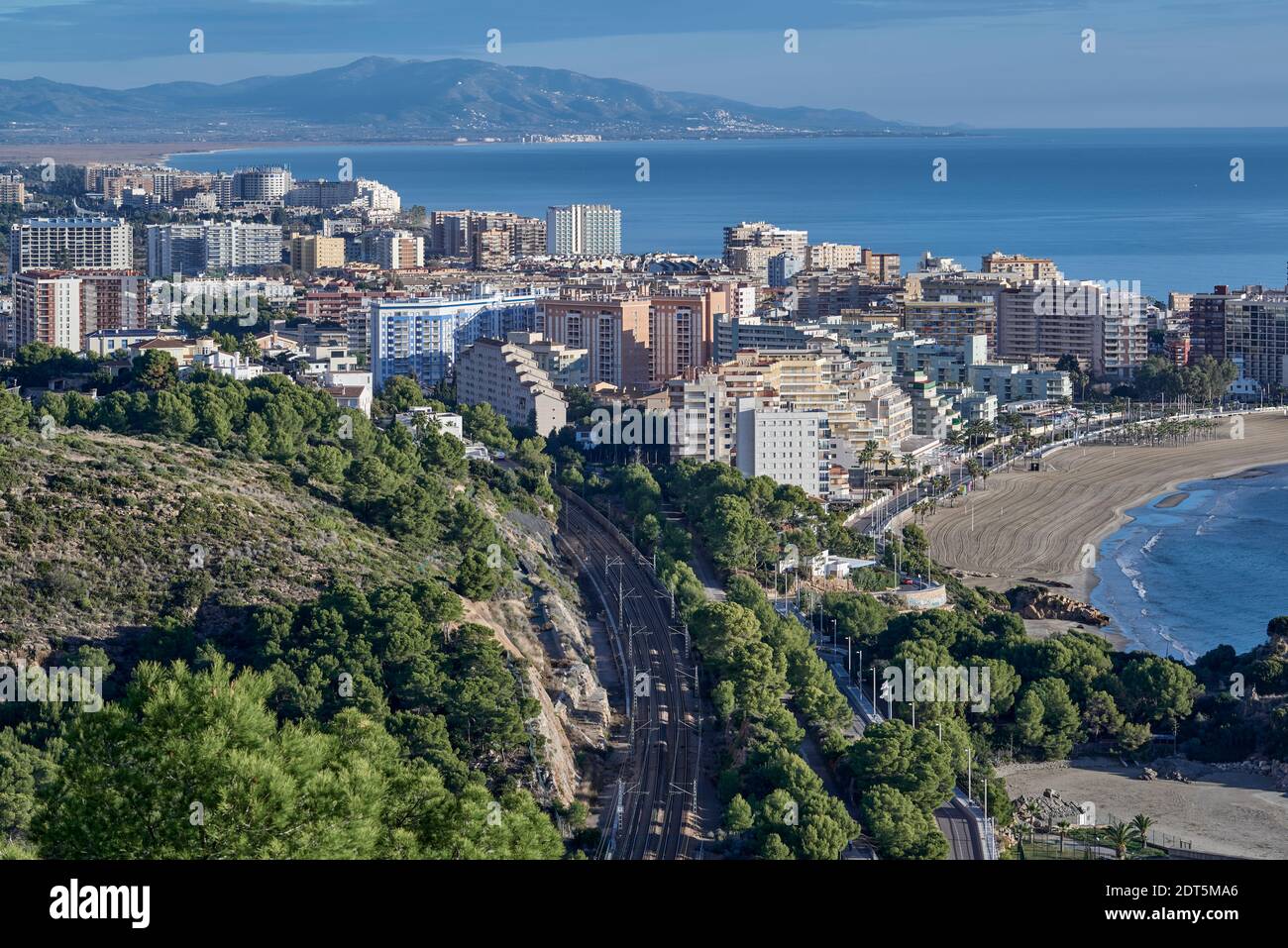 Vista aerea dal Mirador de Oropesa del Mar e la sua spiaggia la Concha, Castellon de la Plana, Comunità Valenciana, Spagna, Europa Foto Stock
