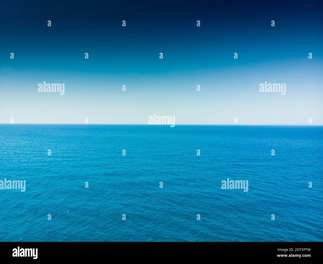 Vista del mare blu contro il cielo limpido Foto Stock