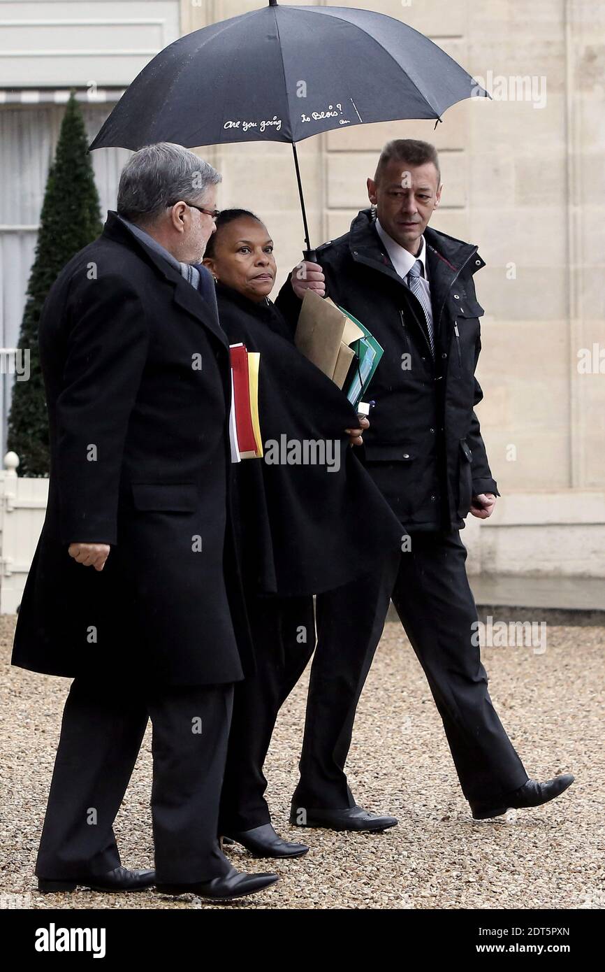 Il Ministro della Giustizia Christiane Taubira e il Ministro incaricato delle relazioni con il Parlamento Alain Vidalies lasciano il Palazzo presidenziale Elysee dopo la riunione settimanale del gabinetto, a Parigi, in Francia, il 29 gennaio 2014. Foto di Stephane Lemouton/ABACAPRESS.COM Foto Stock