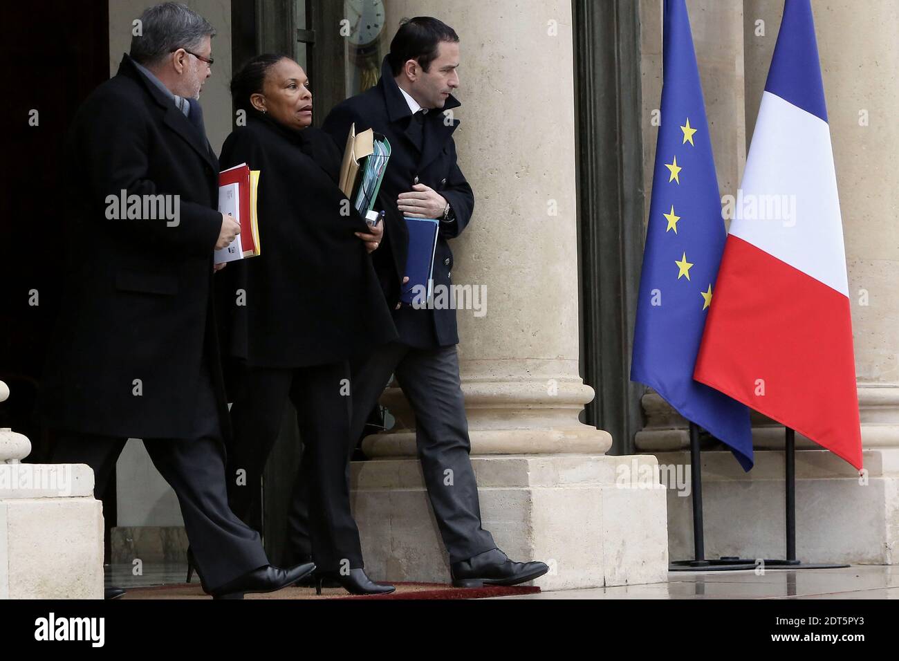 Il Ministro della Giustizia Christiane Taubira Ministro incaricato delle relazioni con il Parlamento Alain Vidalies e il Ministro Junior dell'Economia sociale Benoit Hamon lasciano il Palazzo presidenziale Elysee dopo la riunione settimanale del gabinetto, a Parigi, in Francia, il 29 gennaio 2014. Foto di Stephane Lemouton/ABACAPRESS.COM Foto Stock