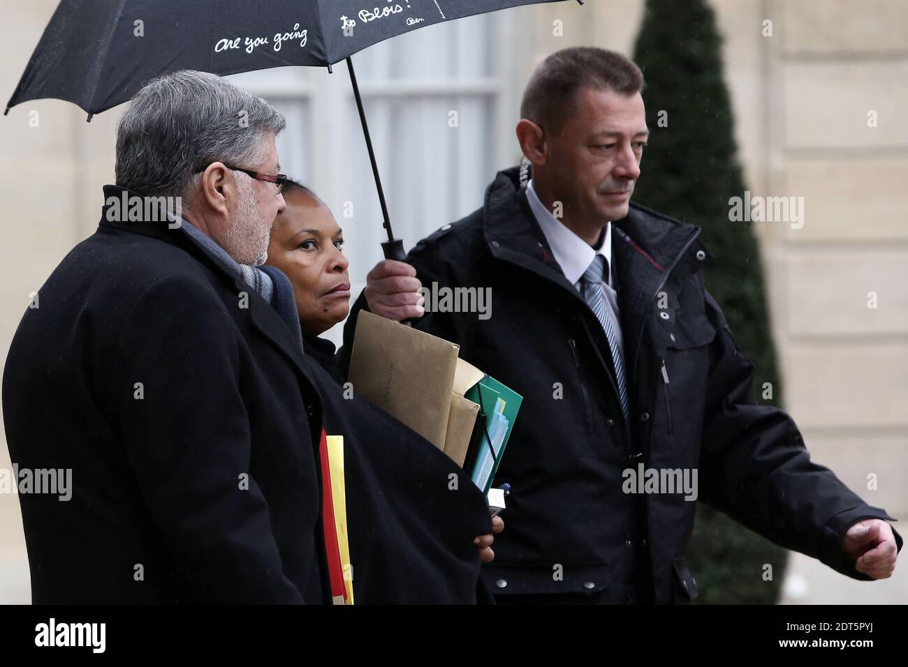 Il Ministro della Giustizia Christiane Taubira e il Ministro incaricato delle relazioni con il Parlamento Alain Vidalies lasciano il Palazzo presidenziale Elysee dopo la riunione settimanale del gabinetto, a Parigi, in Francia, il 29 gennaio 2014. Foto di Stephane Lemouton/ABACAPRESS.COM Foto Stock