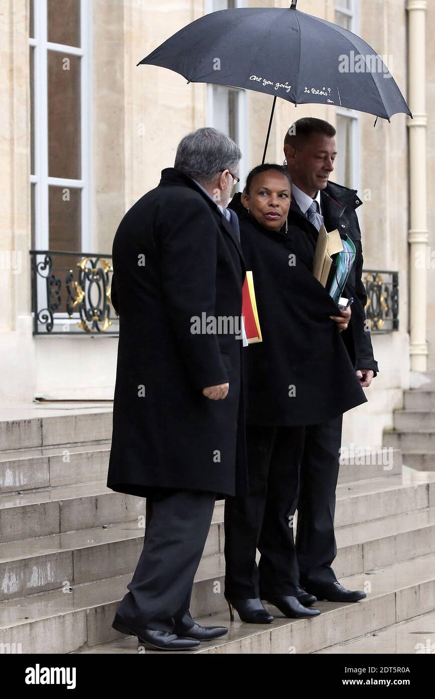 Il Ministro della Giustizia Christiane Taubira e il Ministro incaricato delle relazioni con il Parlamento Alain Vidalies lasciano il Palazzo presidenziale Elysee dopo la riunione settimanale del gabinetto, a Parigi, in Francia, il 29 gennaio 2014. Foto di Stephane Lemouton/ABACAPRESS.COM Foto Stock