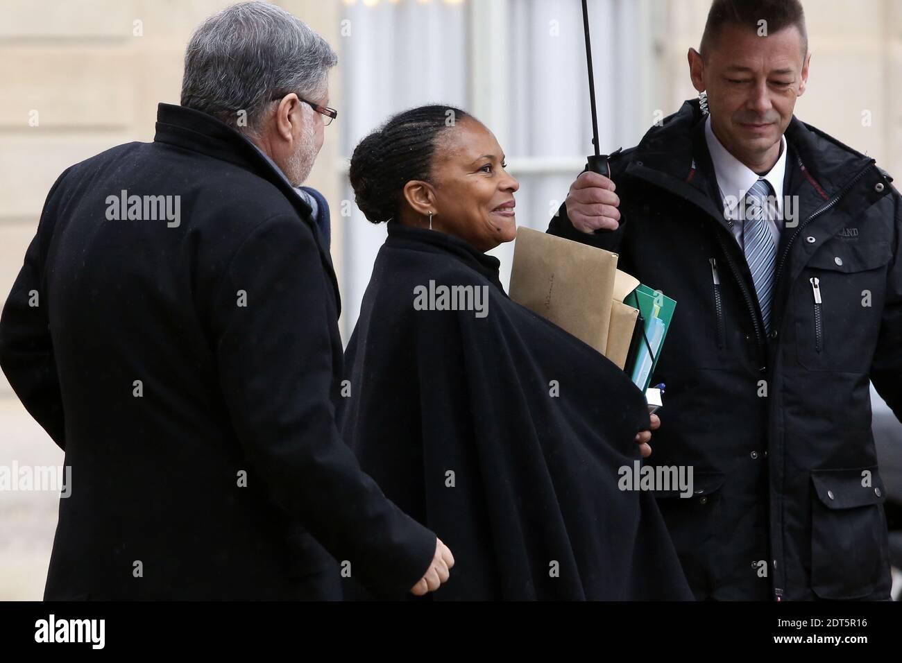 Il Ministro della Giustizia Christiane Taubira e il Ministro incaricato delle relazioni con il Parlamento Alain Vidalies lasciano il Palazzo presidenziale Elysee dopo la riunione settimanale del gabinetto, a Parigi, in Francia, il 29 gennaio 2014. Foto di Stephane Lemouton/ABACAPRESS.COM Foto Stock