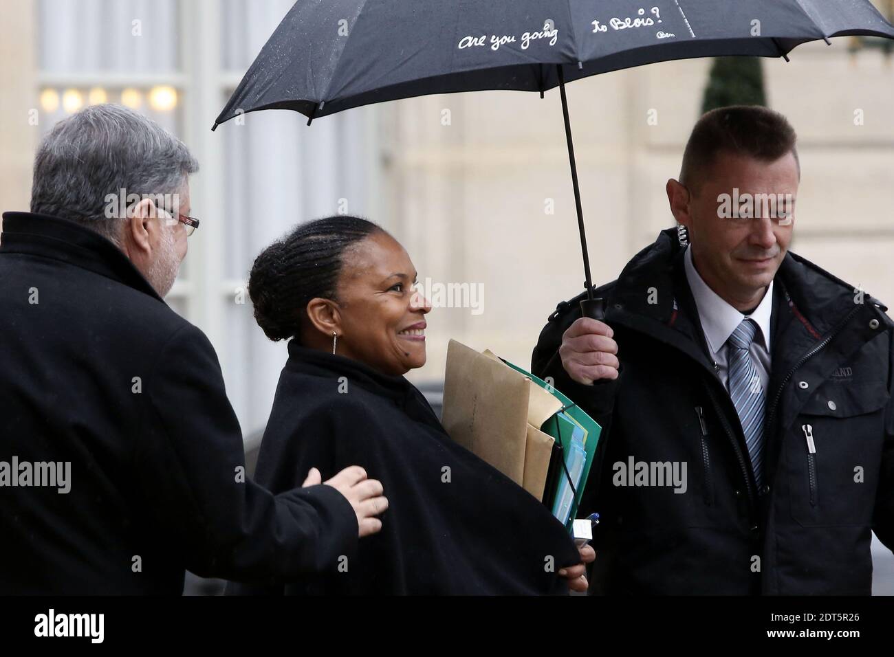 Il Ministro della Giustizia Christiane Taubira e il Ministro incaricato delle relazioni con il Parlamento Alain Vidalies lasciano il Palazzo presidenziale Elysee dopo la riunione settimanale del gabinetto, a Parigi, in Francia, il 29 gennaio 2014. Foto di Stephane Lemouton/ABACAPRESS.COM Foto Stock