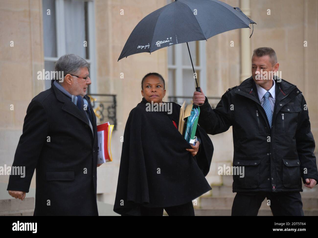 Il Ministro della Giustizia Christiane Taubira e il Ministro incaricato delle relazioni con il Parlamento Alain Vidalies lasciano il Palazzo presidenziale Elysee dopo la riunione settimanale del gabinetto, a Parigi, in Francia, il 29 gennaio 2014. Foto di Christian Liegi/ABACAPRESS.COM Foto Stock
