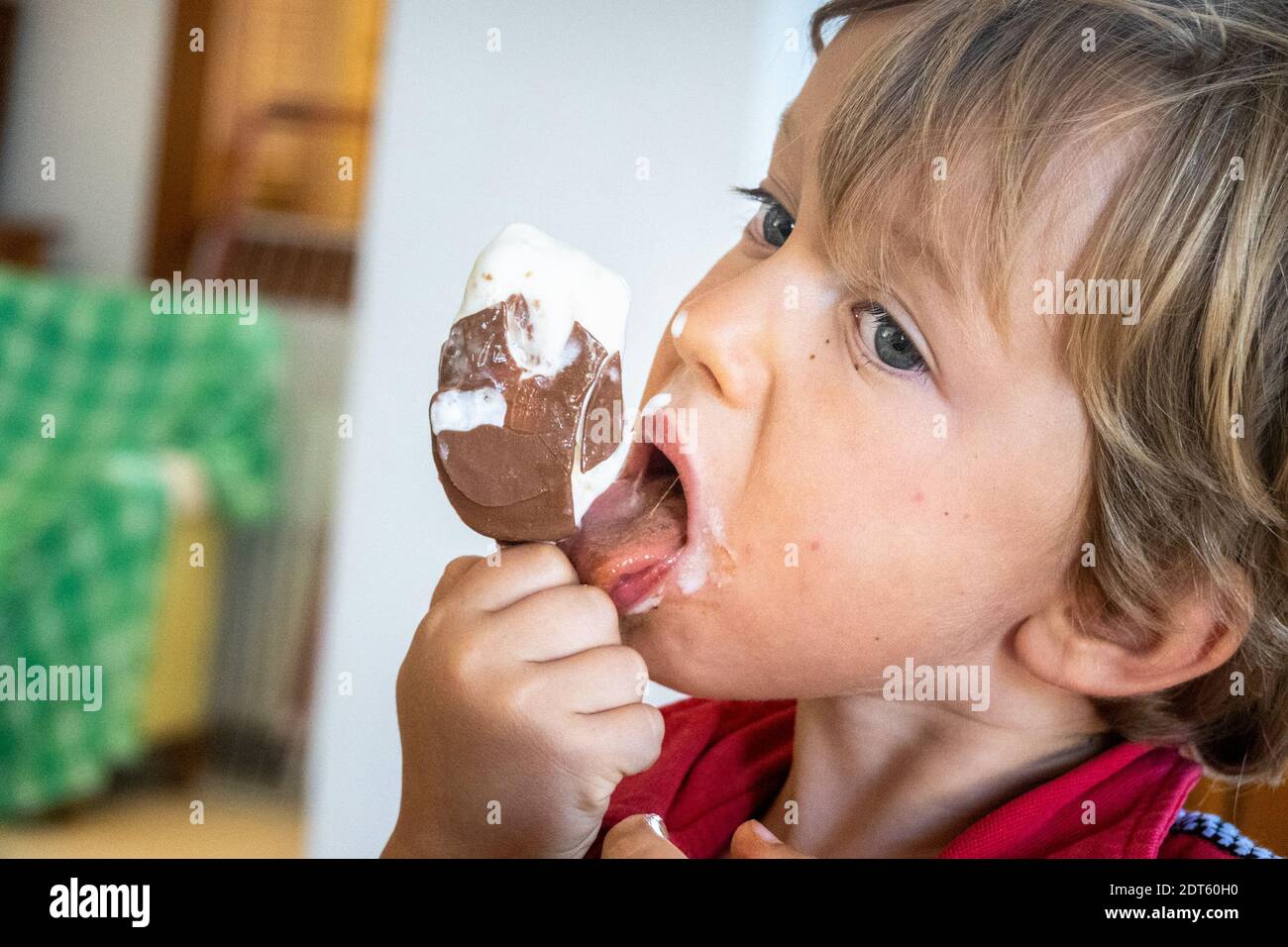 Primo piano di ragazzo che mangia gelato al cioccolato Foto Stock