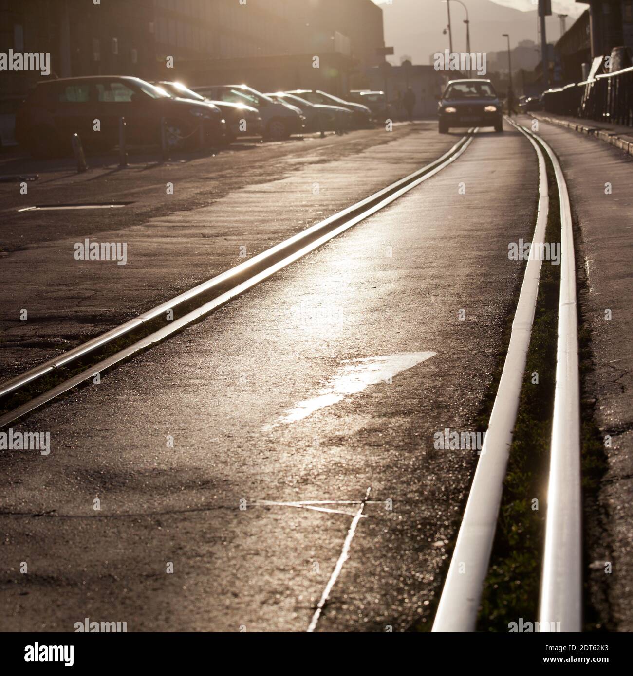 tram in città con auto Foto Stock