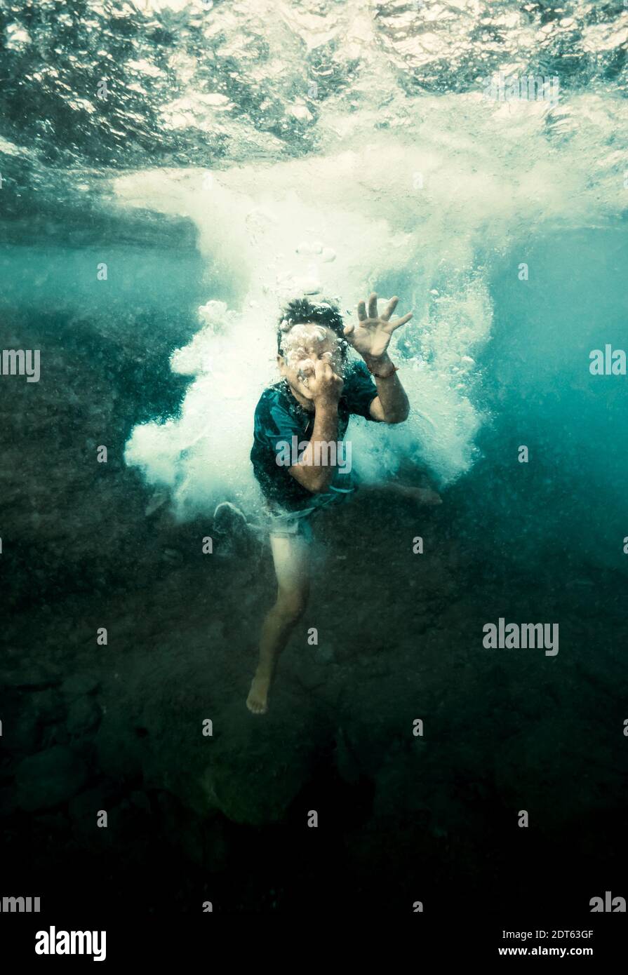 Giovane ragazzo snorkeling sott'acqua Foto Stock