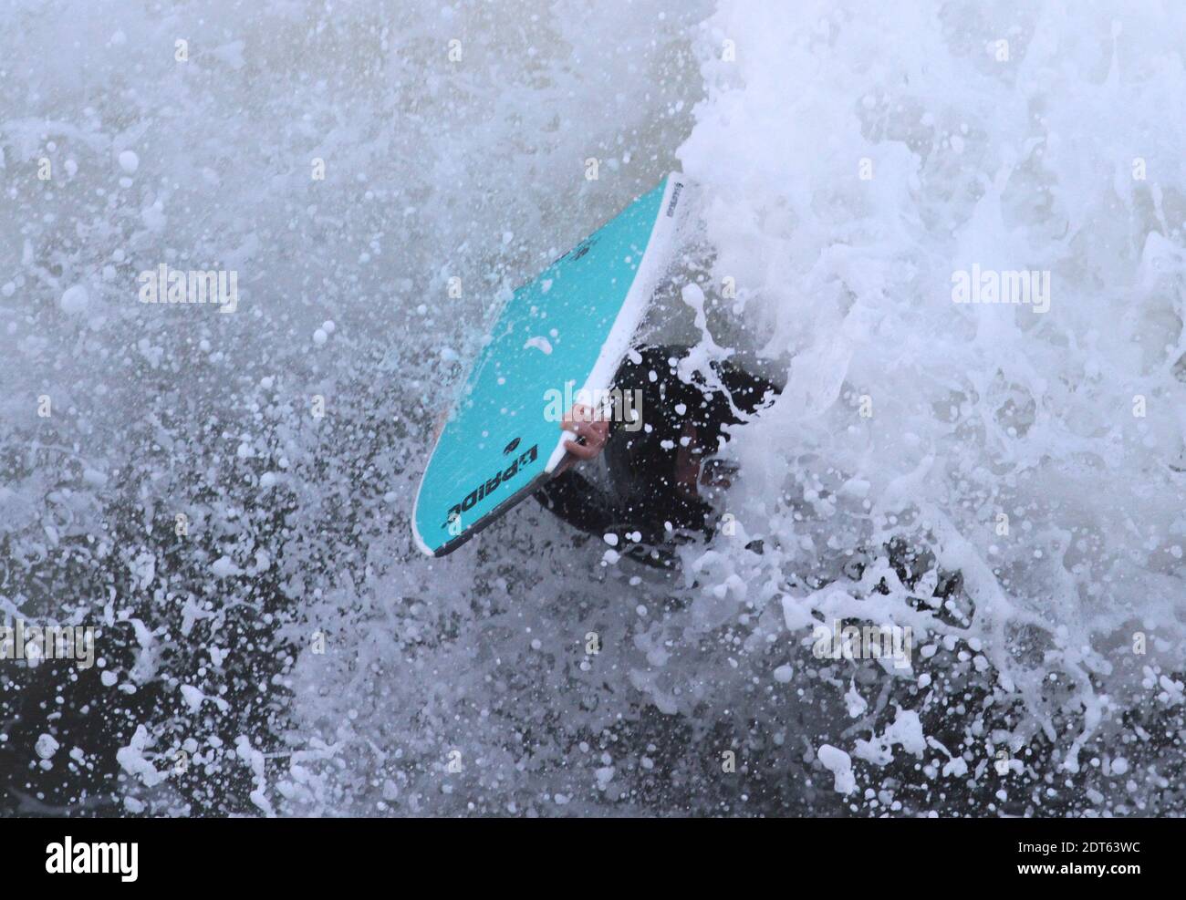 Kayak e Bodyboarders sfidano le onde sulla spiaggia di Ris a Douarnenez, Francia occidentale il 2 febbraio 2014. I dipartimenti francesi della costa atlantica erano allertati per forti onde e rischi di immersione il 31 gennaio, e il dipartimento occidentale di Finistere era in forte allerta per le inondazioni. Foto di Yves-Marie Quemener/ABACAPRESS.COM Foto Stock