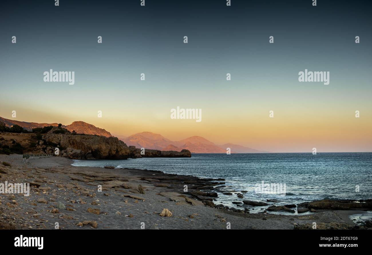 SCENIC vista di spiaggia vuota con montagne contro il cielo Foto Stock