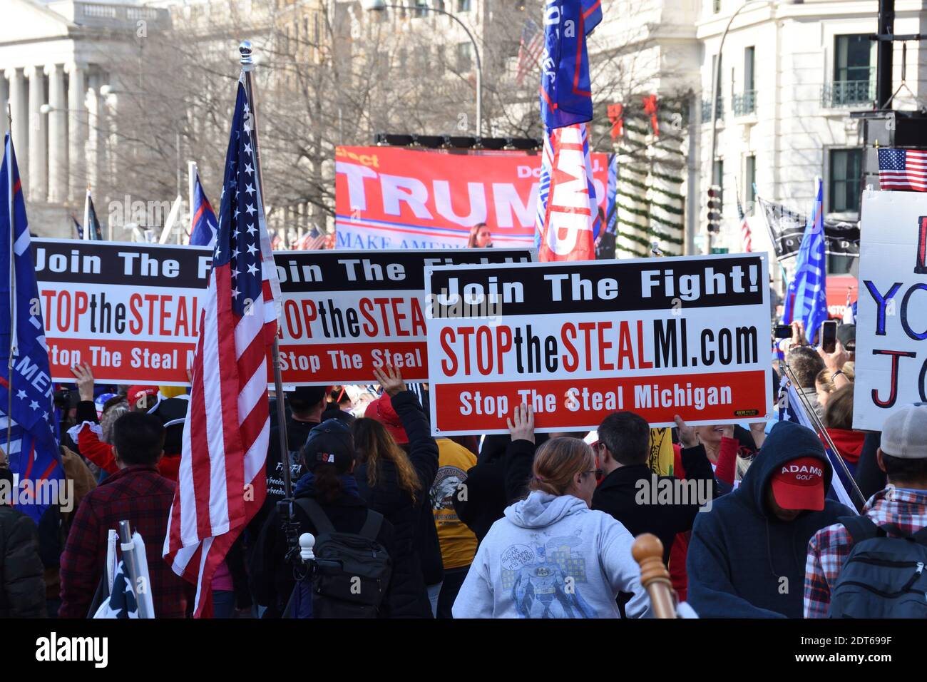 Washington DC. Marzo per Trump a chiedere trasparenza e integrità elettorale. Una grande folla di persone con segni politici ‘Sin cima al rubare Michigan’. Foto Stock