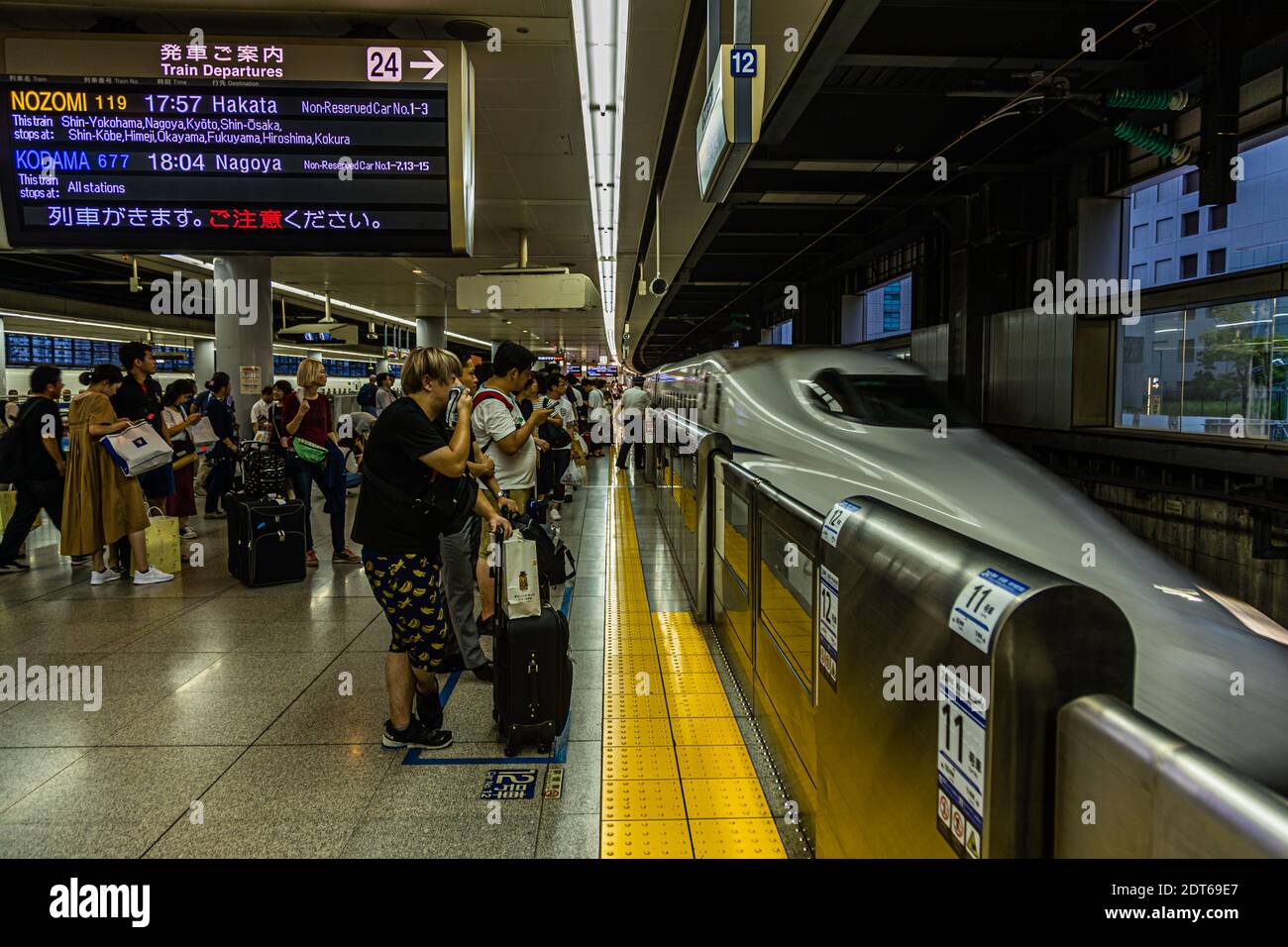 Typhoon avvertimento su Plattform della stazione Shinagawa Shinkansen, Giappone Foto Stock