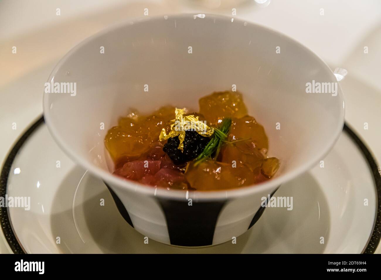 Piatto Giapponese decorato con foglie d'oro nell'Hotel Nippondaira, Shizuoka, Giappone Foto Stock