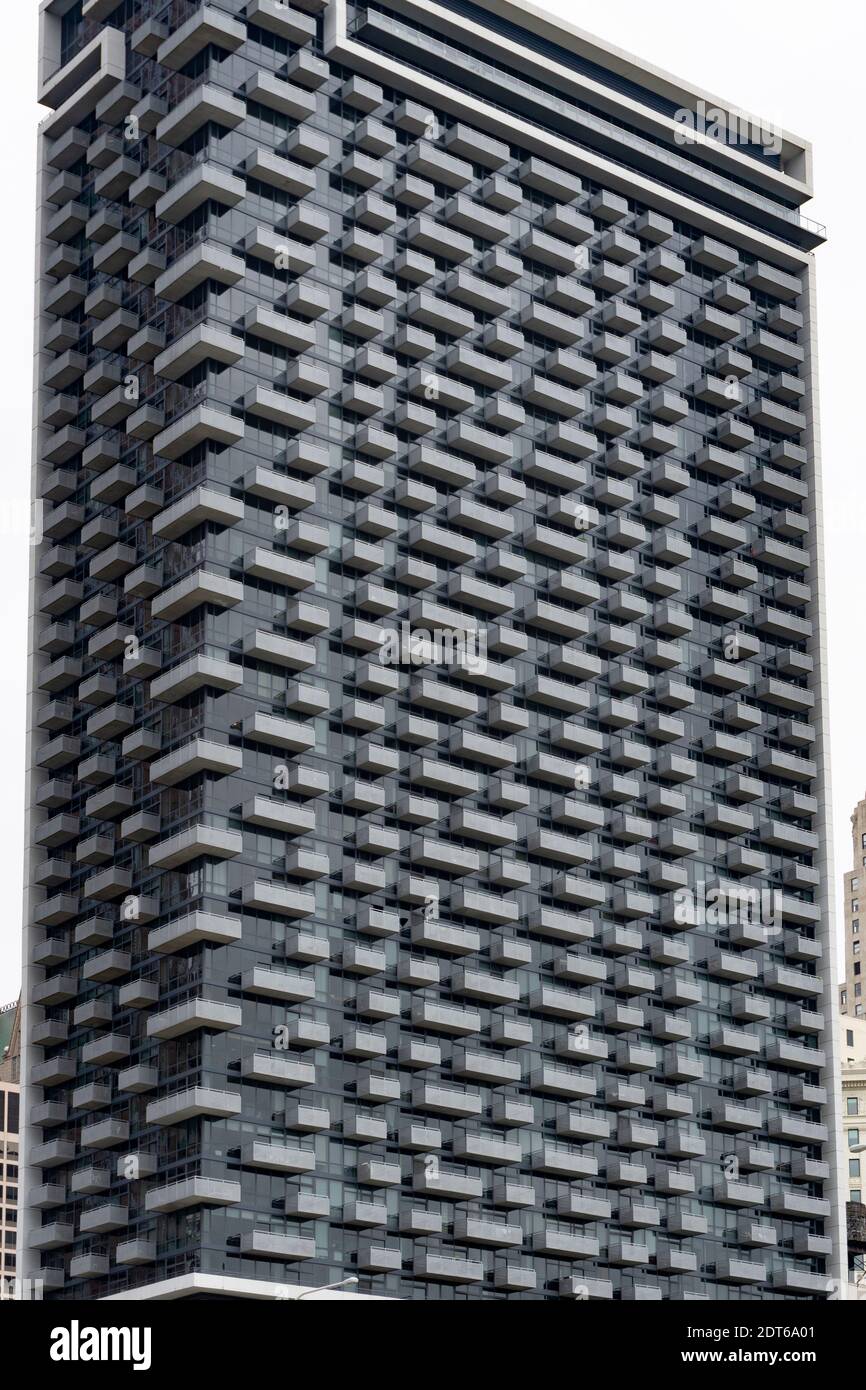 Motivi architettonici sull'alto edificio esterno della citta' di Chicago, girato dal basso livello della strada guardando in su. Foto Stock