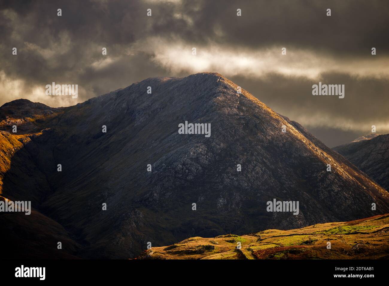 Cielo spettacolare e montagne, spettacolare paesaggio naturale a Connemara, Contea di Galway, Irlanda Foto Stock