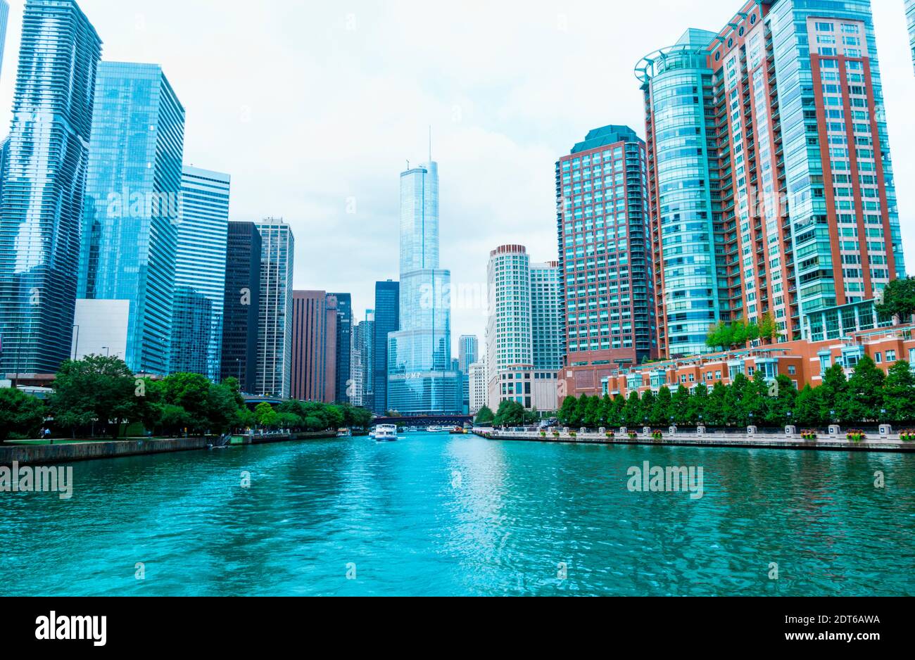 Il fiume Chicago scorre tra l'alto edificio della città e il lago Michigan. La Route 66 inizia in città. Foto Stock