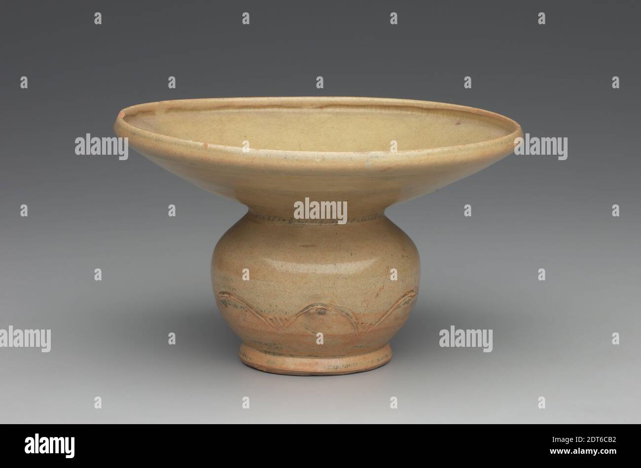 Spittoon con petali di loto, IX-X secolo, gres con decorazione incisa sotto smalto (ceramica Hunan Xiangyin), 3 3/4 poll. (9.5 cm), Cina, cinese, dinastia Tang (618–907)–cinque dinastie (907–960), Containers - Ceramica Foto Stock