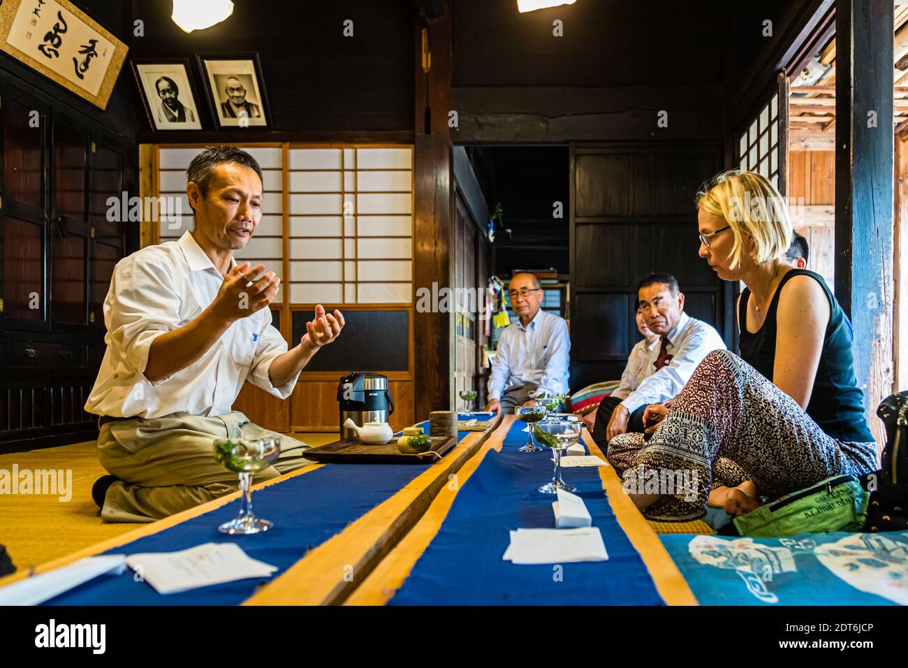 Kiyomi Uchino spiega i dettagli della produzione del tè verde ad Angela Berg e ad altri ospiti all'interno della sua casa del tè vicino a Shizuoka, in Giappone. Foto Stock