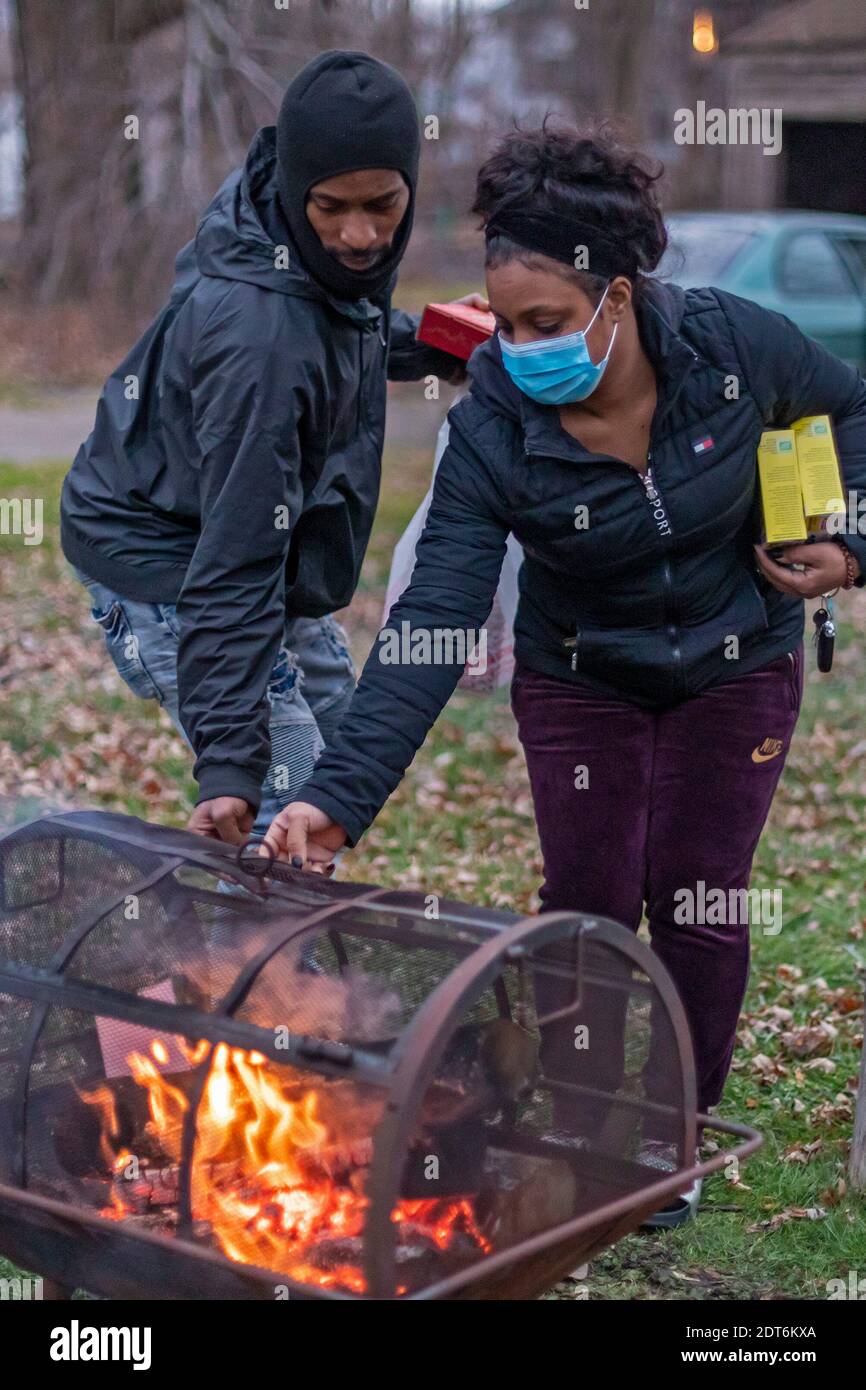 Detroit, Michigan, Stati Uniti. 20 dicembre 2020. In un raduno di Solstice invernale, i vicini hanno scritto e bruciato ciò che volevano dimenticare circa il 2020, e hanno pubblicato le loro speranze per il 2021 su un albero di luci. Credit: Jim West/Alamy Live News Foto Stock