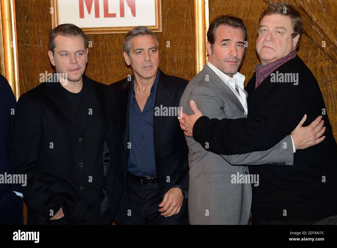 Matt Damon, George Clooney, Jean Dujardin e John Goodman partecipano alla fotocellula 'The Monuments Men' tenutasi al Bristol Hotel di Parigi, Francia il 12 febbraio 2014. Foto di Nicolas Briquet/ABACAPRESS.COM Foto Stock