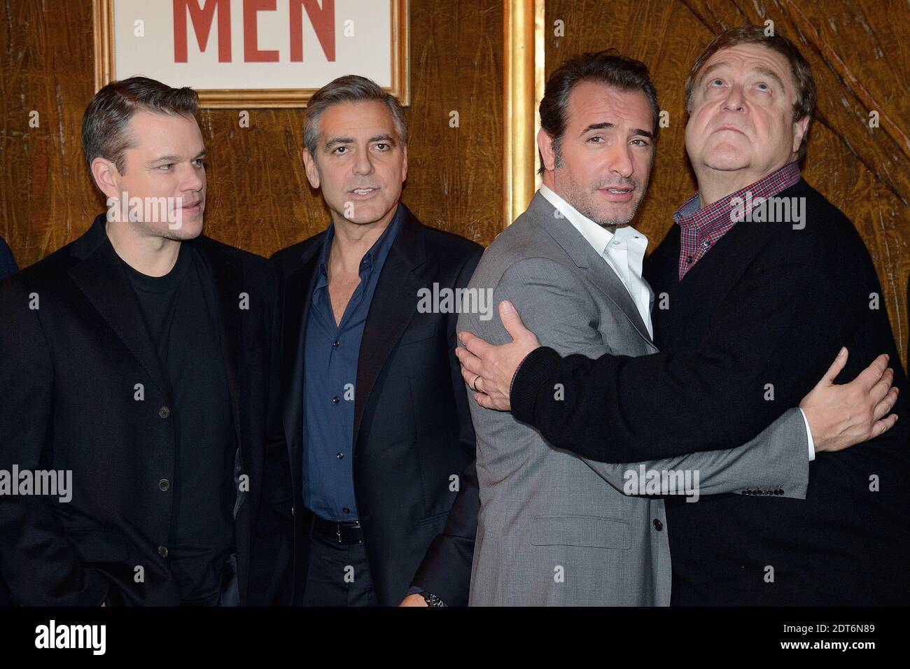 Matt Damon, George Clooney, Jean Dujardin e John Goodman partecipano alla fotocellula 'The Monuments Men' tenutasi al Bristol Hotel di Parigi, Francia il 12 febbraio 2014. Foto di Nicolas Briquet/ABACAPRESS.COM Foto Stock