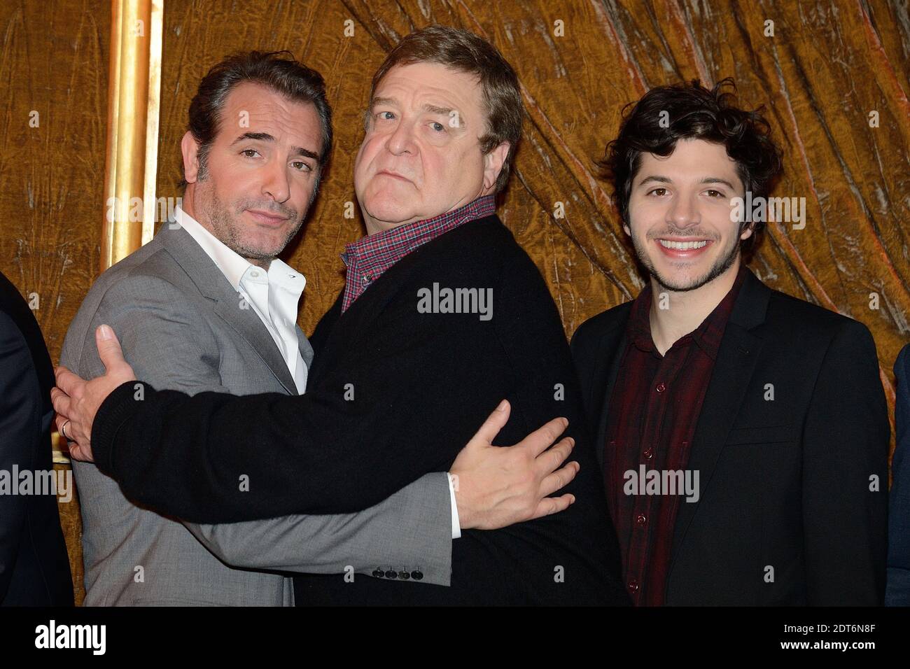 Jean Dujardin, John Goodman e Dimitri Leonidas partecipano alla fotocellula 'i monumenti uomini' tenutasi all'Hotel Bristol di Parigi, Francia, il 12 febbraio 2014. Foto di Nicolas Briquet/ABACAPRESS.COM Foto Stock