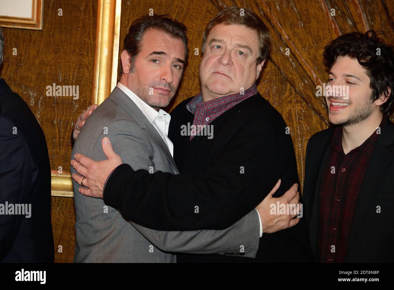 Jean Dujardin, John Goodman e Dimitri Leonidas partecipano alla fotocellula 'i monumenti uomini' tenutasi all'Hotel Bristol di Parigi, Francia, il 12 febbraio 2014. Foto di Nicolas Briquet/ABACAPRESS.COM Foto Stock