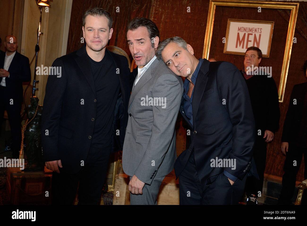 Matt Damon, Jean Dujardin, George Clooney alla fotocellula 'The Monuments Men' tenutasi all'Hotel Bristol di Parigi, Francia, il 12 febbraio 2014. Foto di Nicolas Briquet/ABACAPRESS.COM Foto Stock