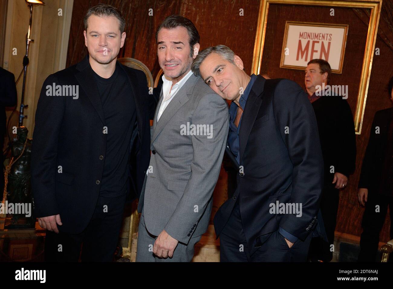 Matt Damon, Jean Dujardin, George Clooney alla fotocellula 'The Monuments Men' tenutasi all'Hotel Bristol di Parigi, Francia, il 12 febbraio 2014. Foto di Nicolas Briquet/ABACAPRESS.COM Foto Stock
