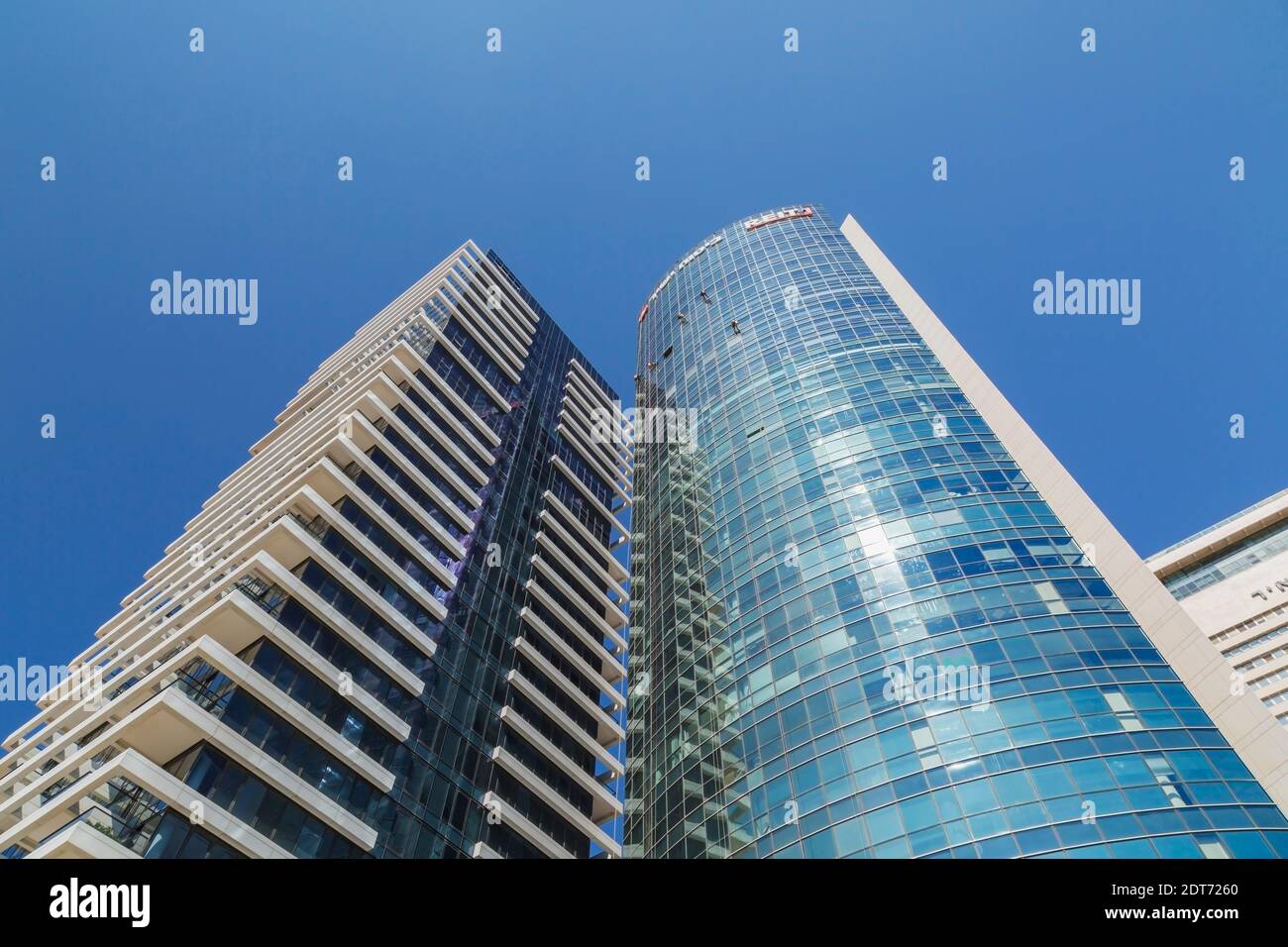 Lavafinestre appesi alle funi all'esterno della moderna torre d'ufficio curva in vetro e acciaio, Tel Aviv, Israele Foto Stock