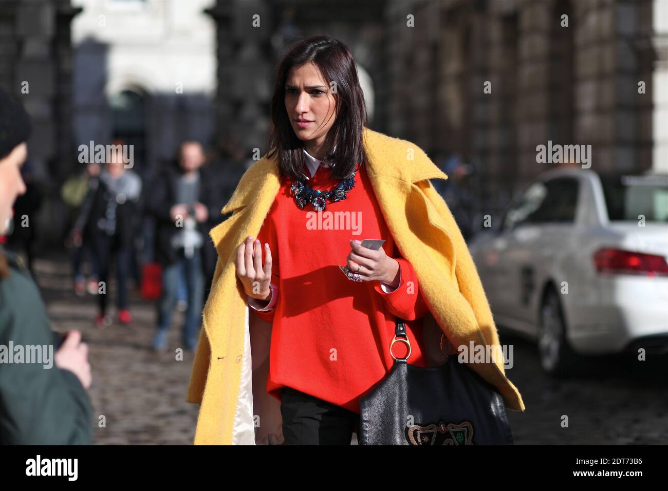 Atosa Nikkhah, stilista (www.mybubbaandme.com), partecipa alla settimana della moda londinese "Ready-to-wear" Autunno-Inverno 2014-2015 che si tiene alla Somerset House, Londra, Inghilterra il 15 febbraio 2014. Indossa cappotto e jumper H&M, borsa Gucci e collana Zara. Foto di Marie-Paola Bertrand-Hillion/ABACAPRESS.COM Foto Stock