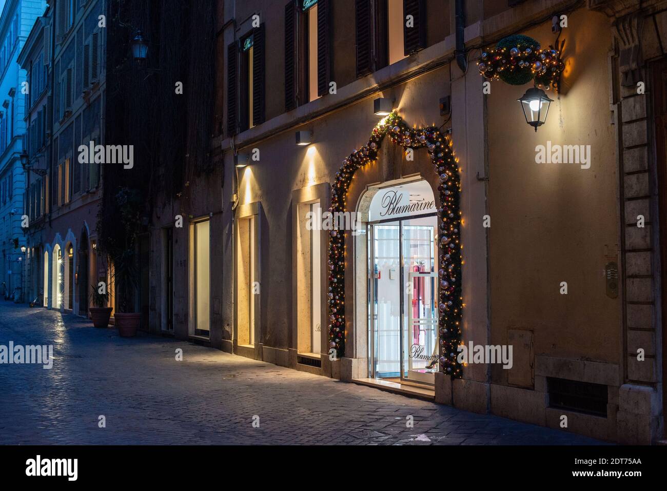 Roma, Italia: Giornate di shopping natalizie, via Borgognona. © Andrea Sabbadini Foto Stock