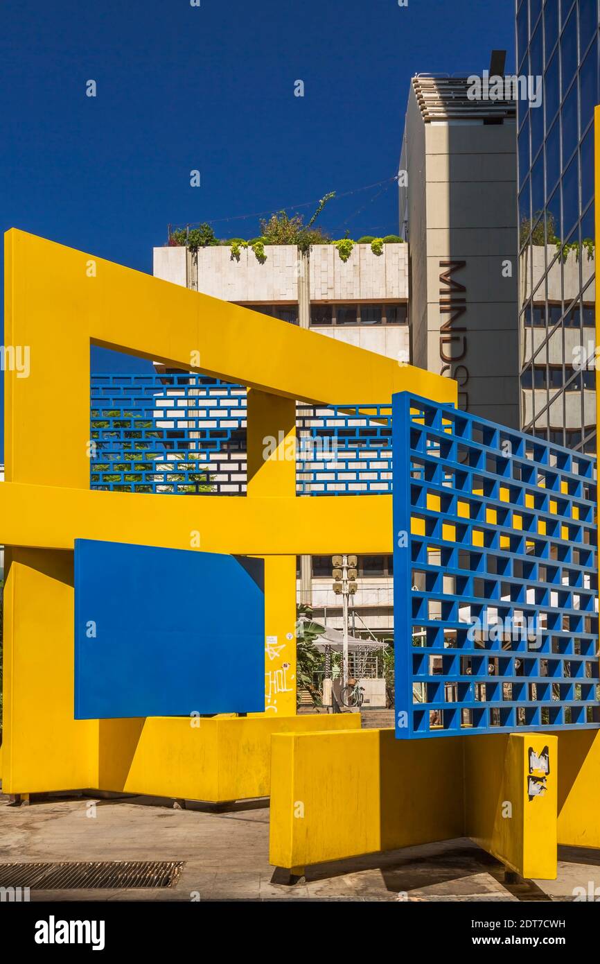 Scultura gialla e blu di fronte alla torre dell'ufficio della casa di Zion, Rothschild Boulevard, Tel Aviv, Israele Foto Stock