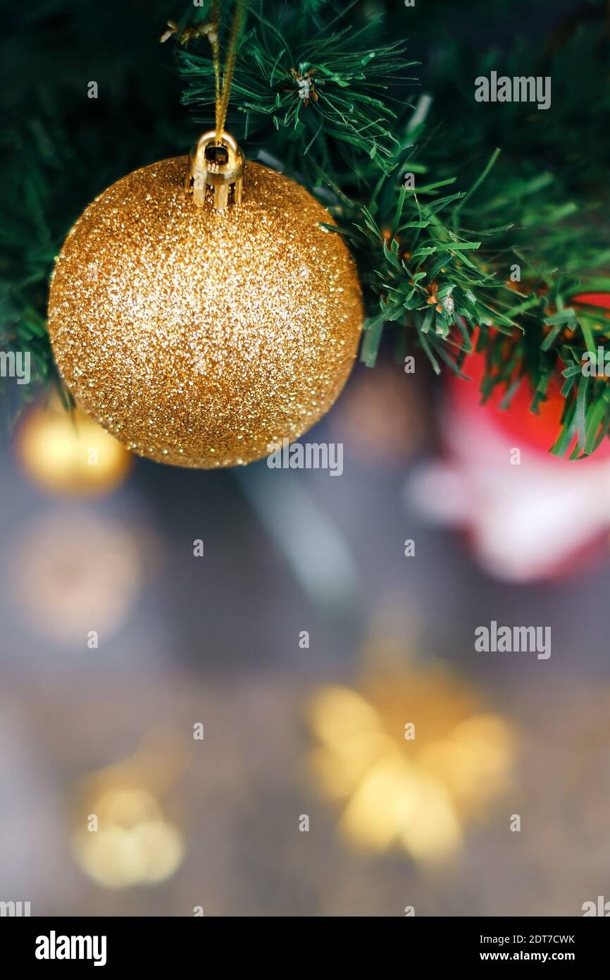 Natale magico - X-mas tree close-up, rami di pino verde con oro lucido, tradizionale e ornamenti rossi. Foto Stock