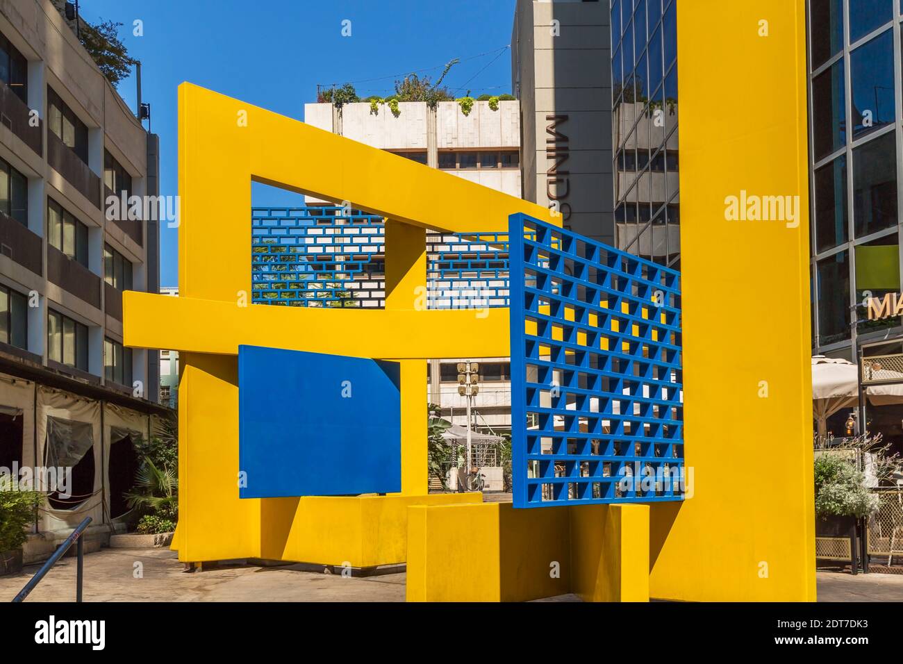 Scultura gialla e blu di fronte alla torre dell'ufficio della casa di Zion, Rothschild Boulevard, Tel Aviv, Israele Foto Stock